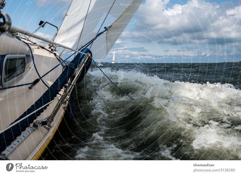 Segelboot bei Wind und Welle Freizeit & Hobby Ferien & Urlaub & Reisen Abenteuer Ferne Freiheit Sommerurlaub Meer Wellen Wassersport Segeln Jacht Himmel Wolken