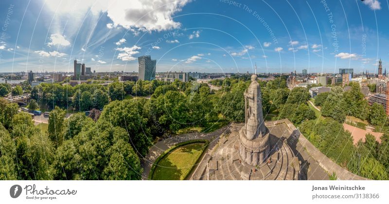 Panorama von Hamburg beim Bismarckdenkmal Hauptstadt Hafenstadt Stadtzentrum Hochhaus Industrieanlage Kirche Park Platz Turm Bauwerk Gebäude Architektur