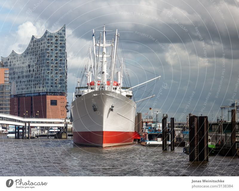 Die Elphi mit der Cap San Diego Ferien & Urlaub & Reisen Tourismus Sightseeing Industrie Hamburg Stadt Hauptstadt Hafenstadt Skyline Bauwerk Gebäude Architektur