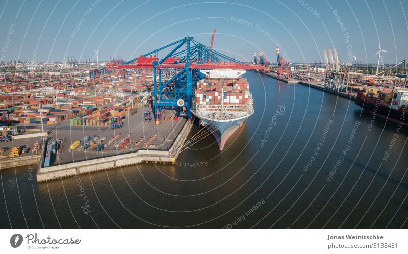 Containerterminal aus der Luft Erneuerbare Energie Windkraftanlage Industrie Klimawandel Schifffahrt Bootsfahrt Containerschiff Öltanker Hafen groß viele