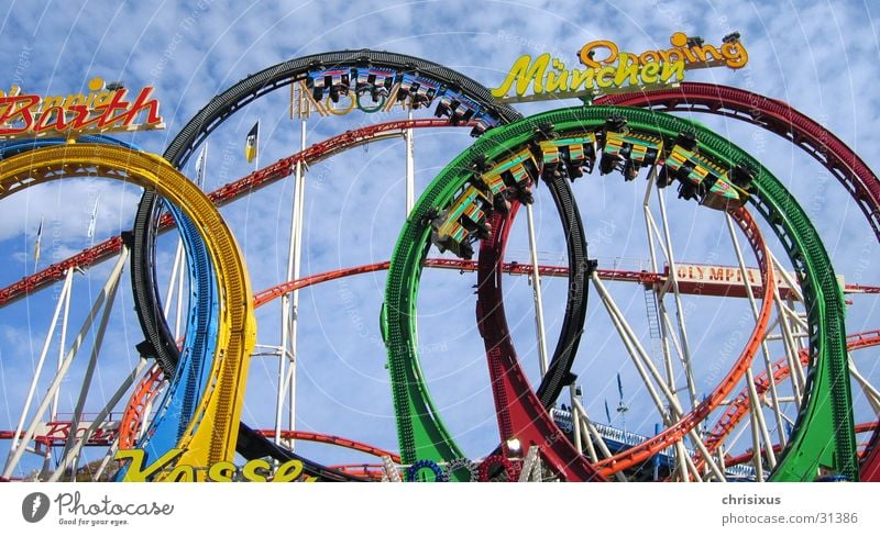 kopfüber ins vergnügen... Achterbahn Wagen Eisenbahn Jahrmarkt mehrfarbig schreien Freizeit & Hobby rollercoaster Olympiade überkopf Himmel hoch Angst