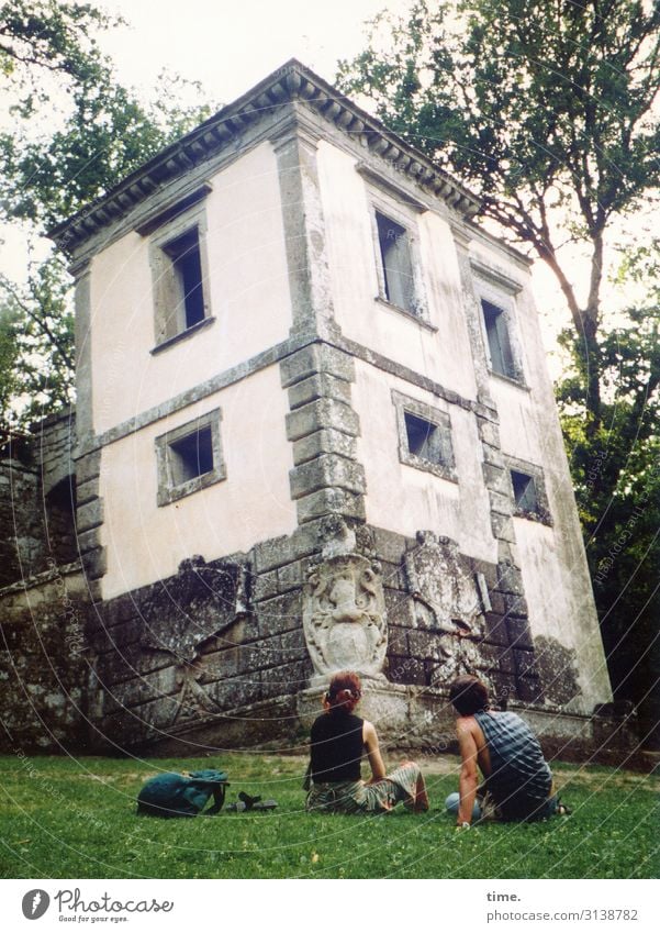 Statik & Dynamik | Gegensätze haus schief park mann Frau paar zwei sitzen rucksack skurril Architektur fenster statik dynamik italien gebäude wiese baum