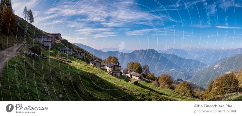 Landschaft mit Ackerland und bewölktem Himmel schön Ferien & Urlaub & Reisen Tourismus Sommer Haus Umwelt Natur Horizont Herbst Baum Gras Wiese Hügel natürlich