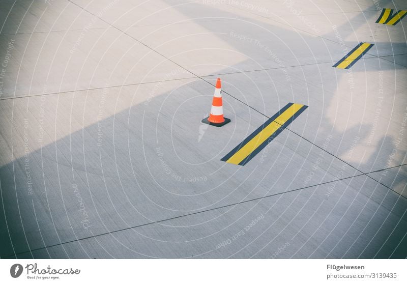 Flughafen fliegen Flugzeug rollbahn startbahn Schatten Markierungslinie Fahrbahnmarkierung Kegel