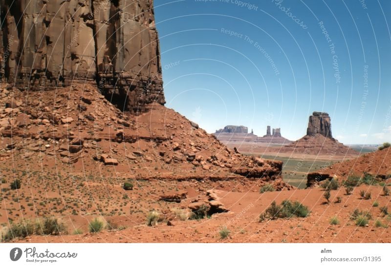 mon.vally Blauer Himmel Natur USA Monument Valley Klarer Himmel Denkmal monumental Erde Wüste Gesteinsformationen Bekanntheit Ausflugsziel Attraktion