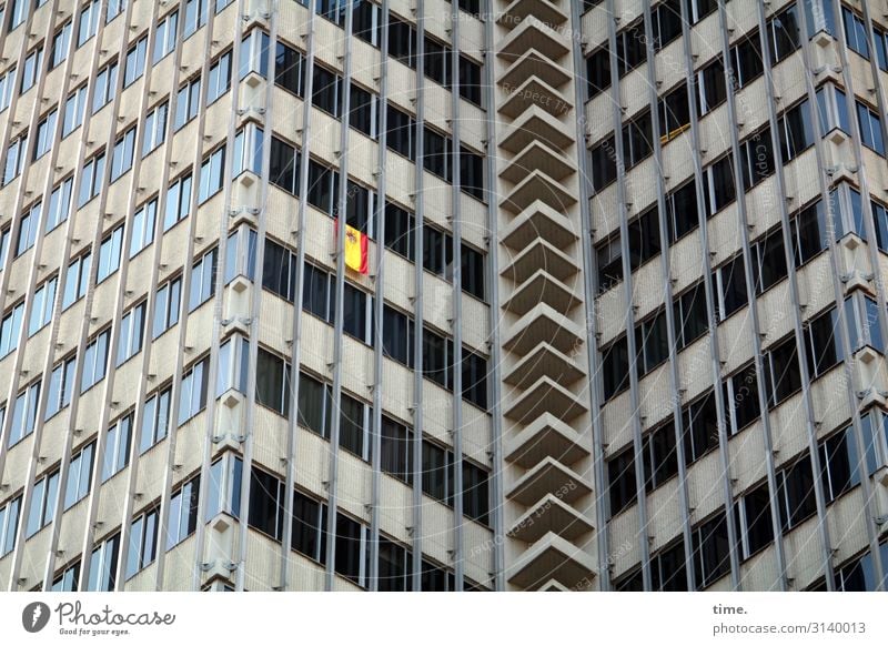 Nachbarschaften (X) Häusliches Leben Barcelona Stadtzentrum Hochhaus Bauwerk Gebäude Architektur Mauer Wand Fassade Fenster Glas Linie Streifen Fahne dunkel