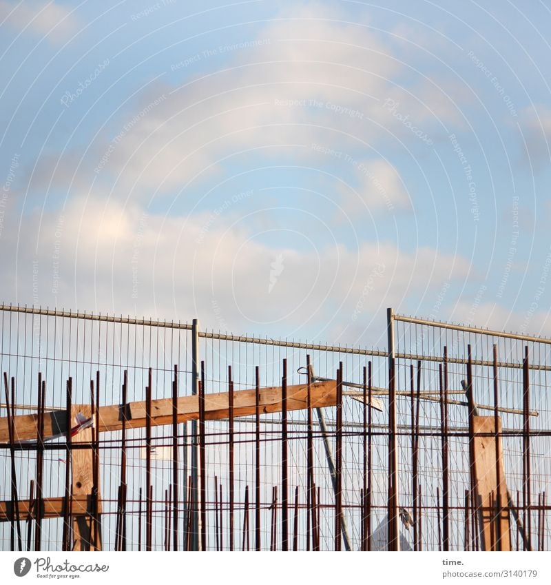 Geschichten vom Zaun (XXVII) Arbeit & Erwerbstätigkeit Arbeitsplatz Baustelle Handwerk Bauzaun Lagerplatz Himmel Wolken Hamburg Sicherheit Schutz Leben Ausdauer