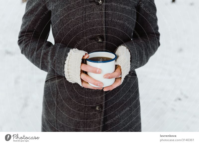 Frauenhände mit weißer Emailschale und heißem Getränk laufen Spaziergang wandern Junge Frau Hand Morgen Koffein Halt Tasse Becher Frühstück Finger Pullover