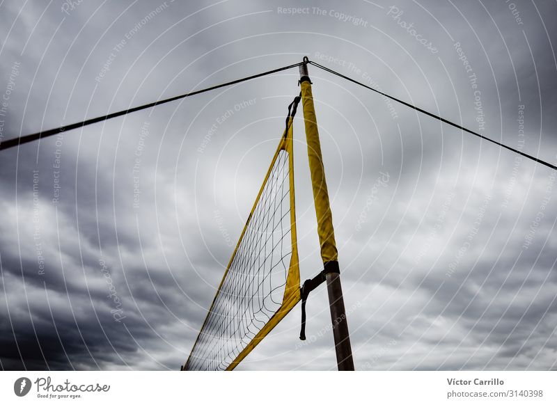 ein Volleyballnetz an einem bewölkten Herbsttag Sport Sportstätten sportlich authentisch Gesundheit gut trendy schön Energie Entschlossenheit Farbfoto