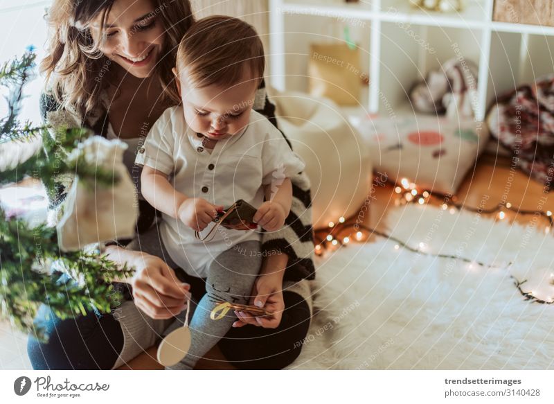 Mutter und Baby spielen um den Weihnachtsbaum Weihnachten Familie Baum Latein hispanisch Glück neu Jahr Kind Tochter Feiertag Frau Mama Raum heimwärts schön