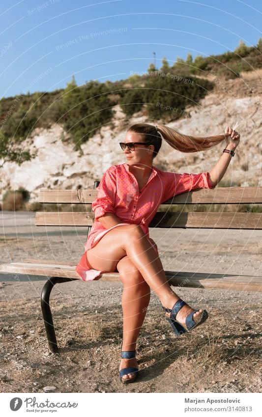 Junge hübsche Frau auf der Bank sitzend Lifestyle Stil Freude schön Leben Erholung Ferien & Urlaub & Reisen feminin Junge Frau Jugendliche Erwachsene 1 Mensch