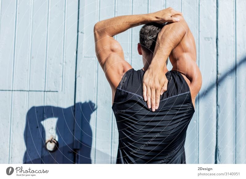 Junger Mann streckt sich nach einem Training im Freien gegen eine blaue Wand Erholung Sport Mensch maskulin Jugendliche Erwachsene Arme Hand 1 18-30 Jahre Kunst