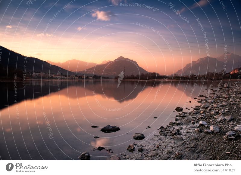 Panoramablick auf den See und bunter Sonnenuntergang schön Ferien & Urlaub & Reisen Tourismus Insel Berge u. Gebirge Natur Landschaft Erde Wasser Himmel