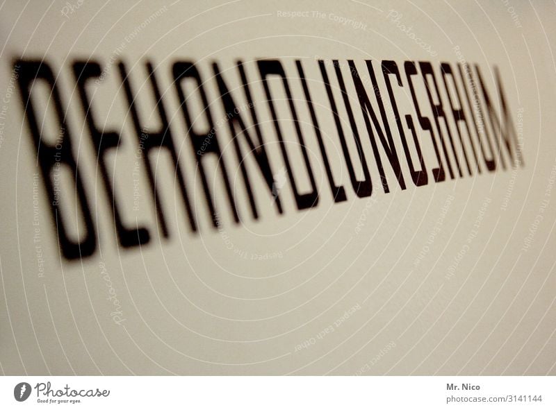 Behandlungsraum Arbeit & Erwerbstätigkeit Arbeitsplatz Krankenhaus schwarz weiß Behandlungszimmer Gesundheit Operation Operationssaal Typographie Schriftzeichen