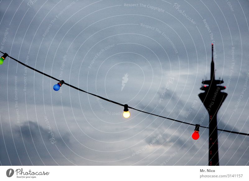 Düsseldorfer Lichter Himmel Wolken schlechtes Wetter Stadt Bauwerk Architektur Sehenswürdigkeit Wahrzeichen blau grün rot schwarz weiß Silhouette Lichterkette