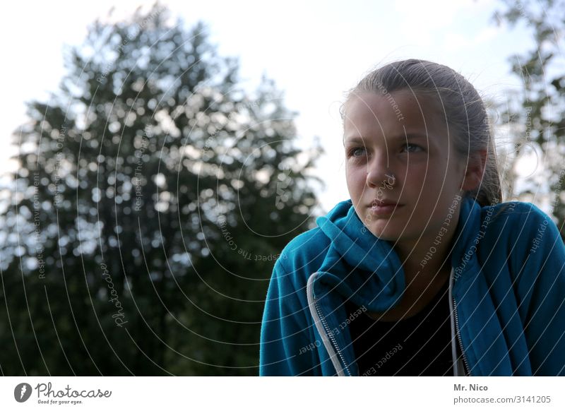 innehalten feminin Junge Frau Jugendliche 1 Mensch Landschaft Baum Park langhaarig Zopf natürlich blau beobachten nachdenklich Schüchternheit schön