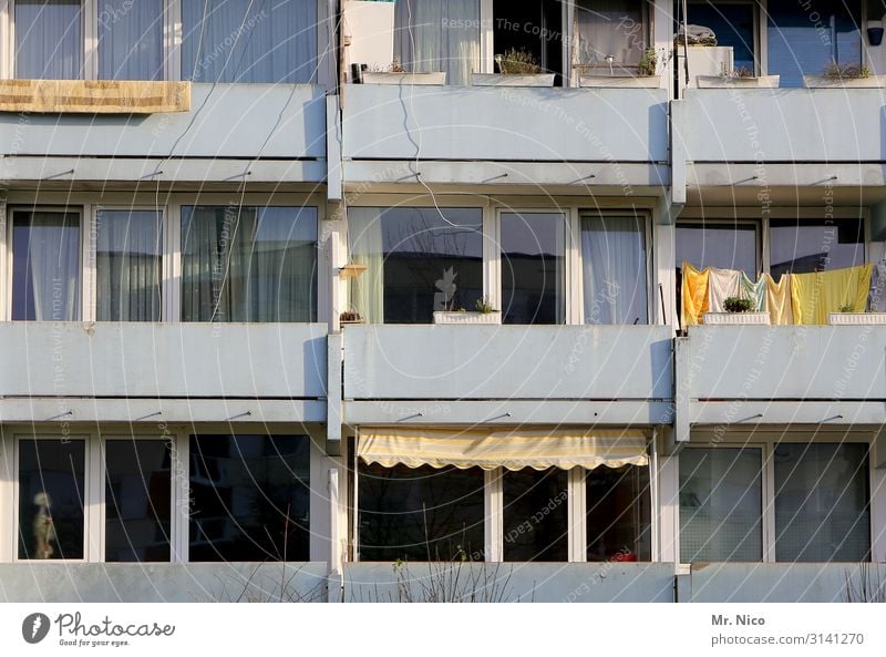 Suchbild Stadt Haus Hochhaus Gebäude Architektur Fenster Mittelstand Skelett Wäscheleine Wäsche waschen Mehrfamilienhaus Nachbar Wohnung Wohnungssituation