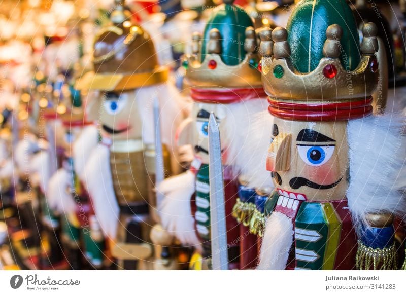 Nussknacker Spielzeug Puppe Kitsch Krimskrams Holz historisch klein schön trashig Weihnachten & Advent Geschenk Russisch Markt Krone Schnurrbarthaare Schwert