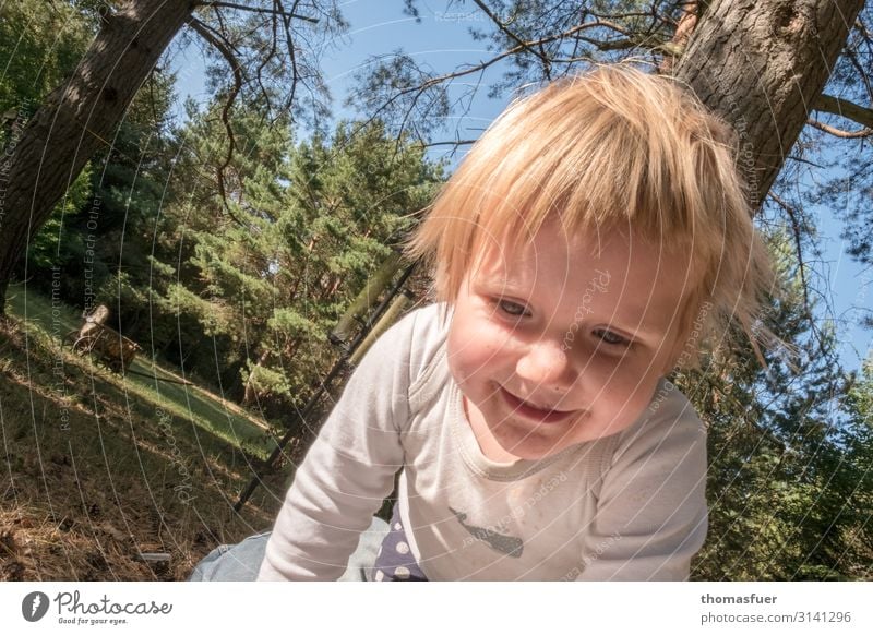 ausgelassen Spielen Sommerurlaub Sonne Kind Mensch feminin Kleinkind Mädchen Kopf Gesicht 1 1-3 Jahre Garten Park Wiese knien krabbeln Lächeln lachen toben