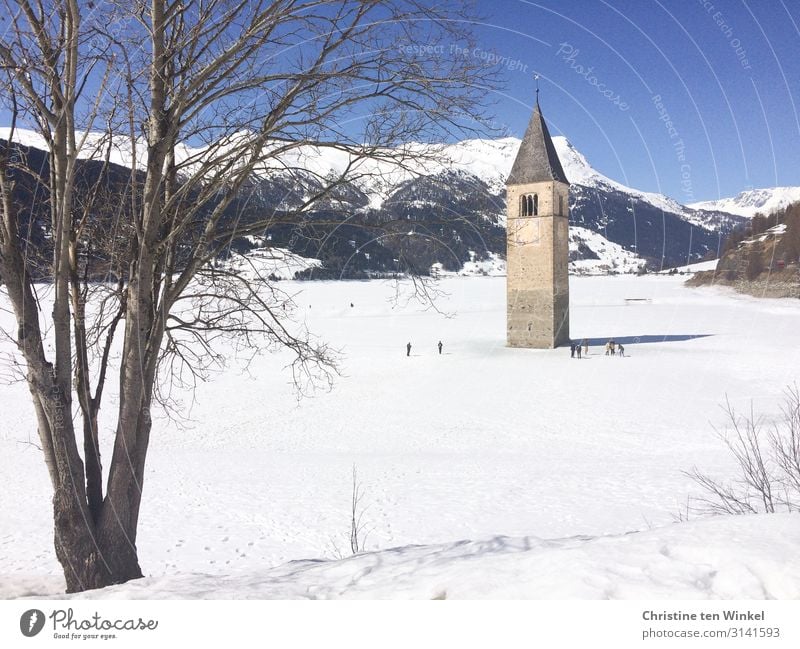 Kirchturm im zugefrorenen und verschneiten Reschensee in Südtirol Ferien & Urlaub & Reisen Tourismus Winter Schnee Winterurlaub Berge u. Gebirge Mensch