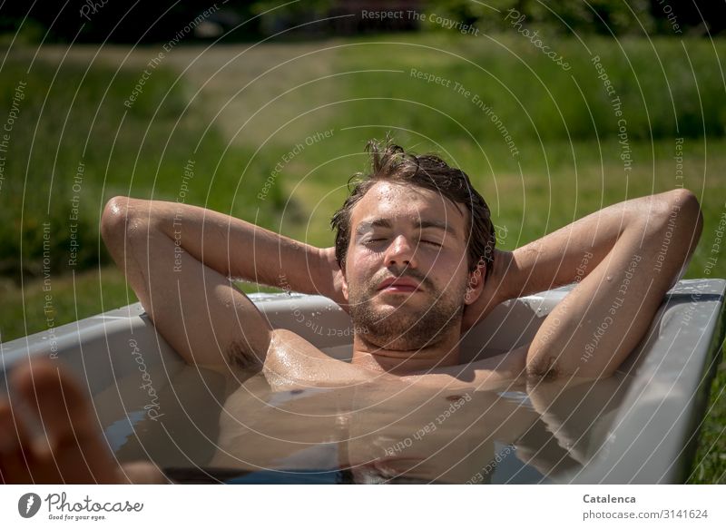 In der Badewanne geniesst der junge Mann die Erfrischung im kaltem Wasser Freude Körperpflege Wellness Erholung ruhig Schwimmen & Baden maskulin Junger Mann