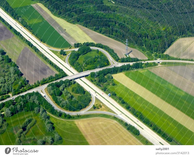 Autobahn-Ausfahrt... Straße Verkehr Fernverkehr Verkehrswege fahren Straßenbau Infrastruktur Wald Feld Umwelt grün Autofahren Straßenverkehr Farbfoto