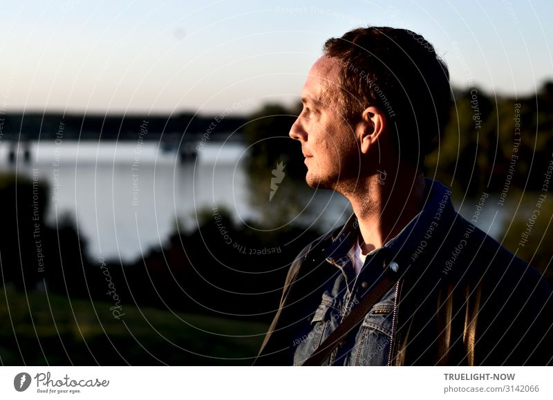 Abendlichtmann Tourismus Ausflug Sightseeing Mann Erwachsene Kopf Gesicht Auge Ohr Nase Mund Hals Schulter 30-45 Jahre Wasser Himmel Sommer Herbst Fluss Havel