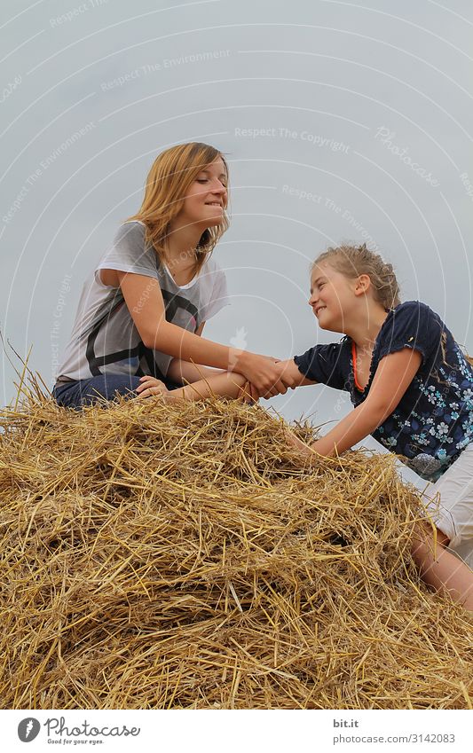 Warte, ich helf dir hoch.... Spielen Ferien & Urlaub & Reisen Abenteuer Mensch feminin Kind Mädchen Junge Frau Jugendliche Geschwister Schwester