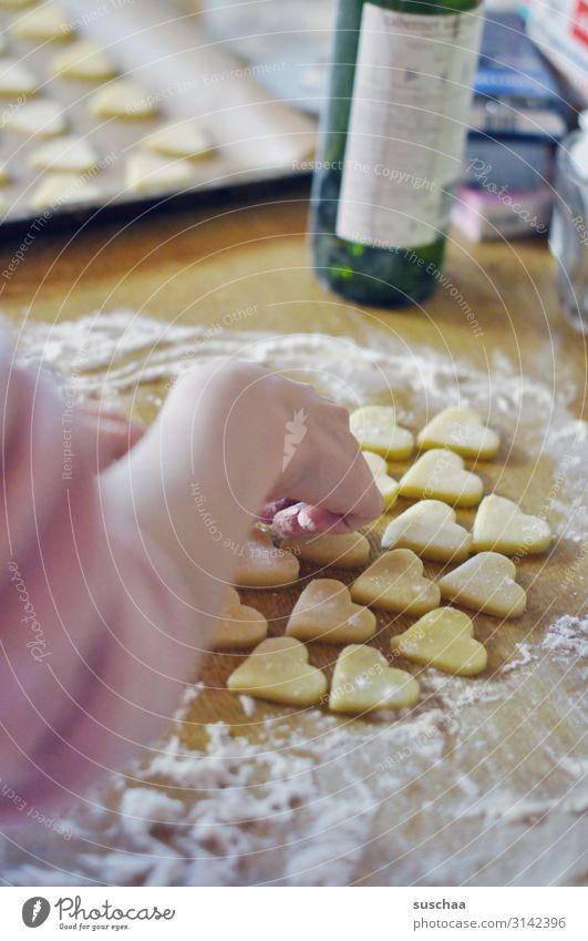 plätzchenbäckerin (2) Plätzchen Keks Weihnachtsgebäck Weihnachtsbacken Weihnachten & Advent Weinflasche Teigwaren herzförmig stechen lecker Zucker süß Süßwaren