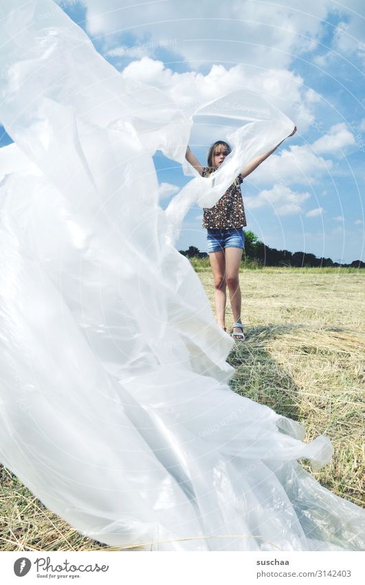 fasziniert von plastik | gefangen in plastik Kind Kunststoffmüll Klimawandel Umweltschutz Umweltverschmutzung Ganzkörperaufnahme Sonnenlicht Experiment