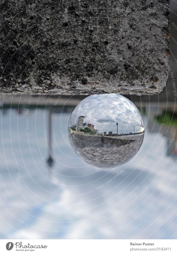 Düsseldorf Inception Himmel Wolken Deutschland Stadtzentrum Horizont glassball Spiegelbild Farbfoto Außenaufnahme Textfreiraum oben Textfreiraum unten Tag