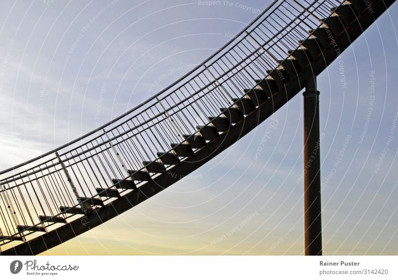 Steile Treppe aus Stahl Karriere Erfolg Duisburg Stadtrand Menschenleer Industrieanlage Sehenswürdigkeit Wahrzeichen Denkmal blau gelb schwarz Kontinuität