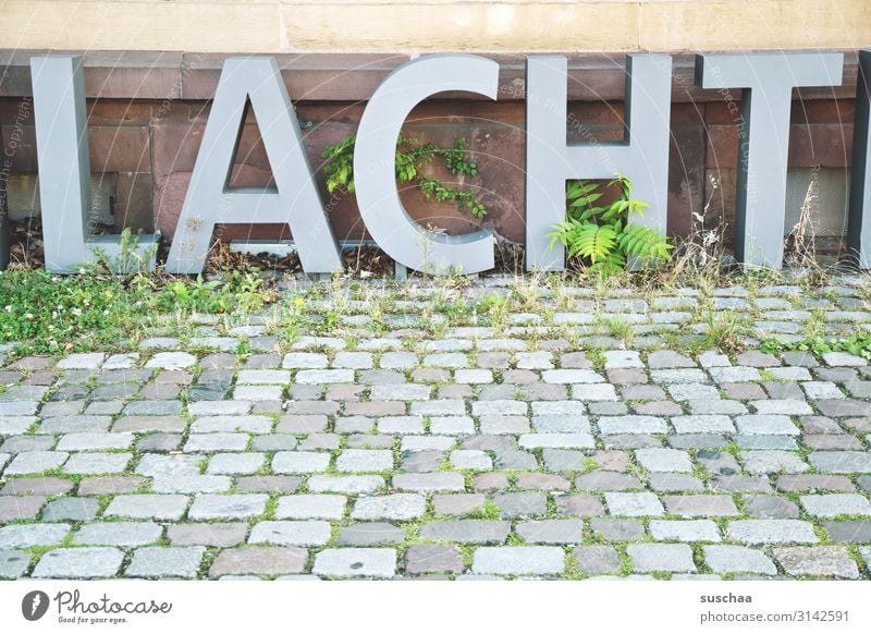 buchstaben auf kopfsteinpflasterstraße Kopfsteinpflaster Pflastersteine Straße Bürgersteig Stein Wege & Pfade Menschenleer Verkehrswege grau Straßenbelag Stadt