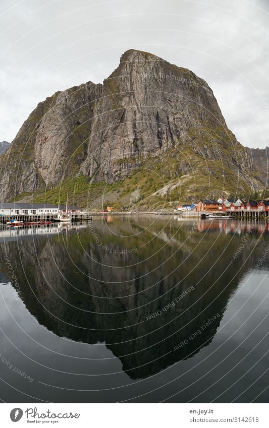 Hafenberg aka Lilandstinden Ferien & Urlaub & Reisen Tourismus Umwelt Natur Landschaft Urelemente Felsen Berge u. Gebirge Fjord Insel Reine Hamnöy Lofoten