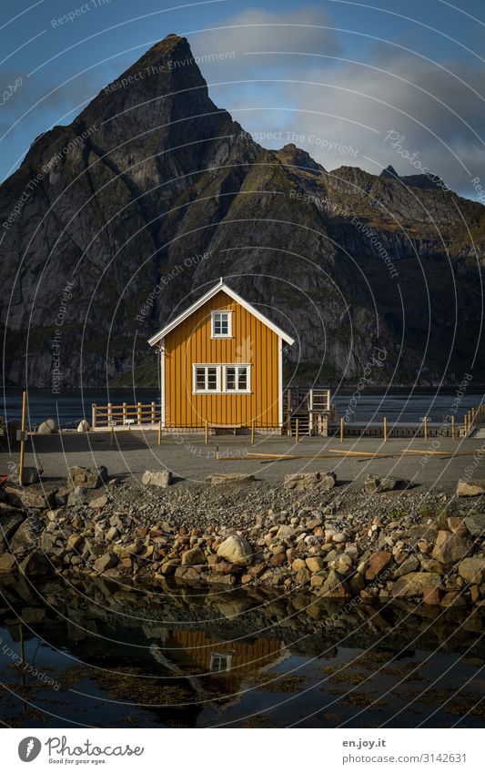 wohnen Ferien & Urlaub & Reisen Umwelt Natur Landschaft Himmel Schönes Wetter Felsen Berge u. Gebirge Fjord Sakrisoy Norwegen Skandinavien Nordland Lofoten Haus