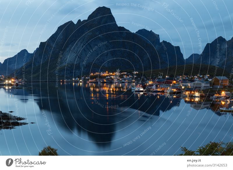 Blaue Nächte Ferien & Urlaub & Reisen Umwelt Nachthimmel Berge u. Gebirge Fjord Insel Reine Lofoten Norwegen Skandinavien Europa Fischerdorf Kleinstadt blau