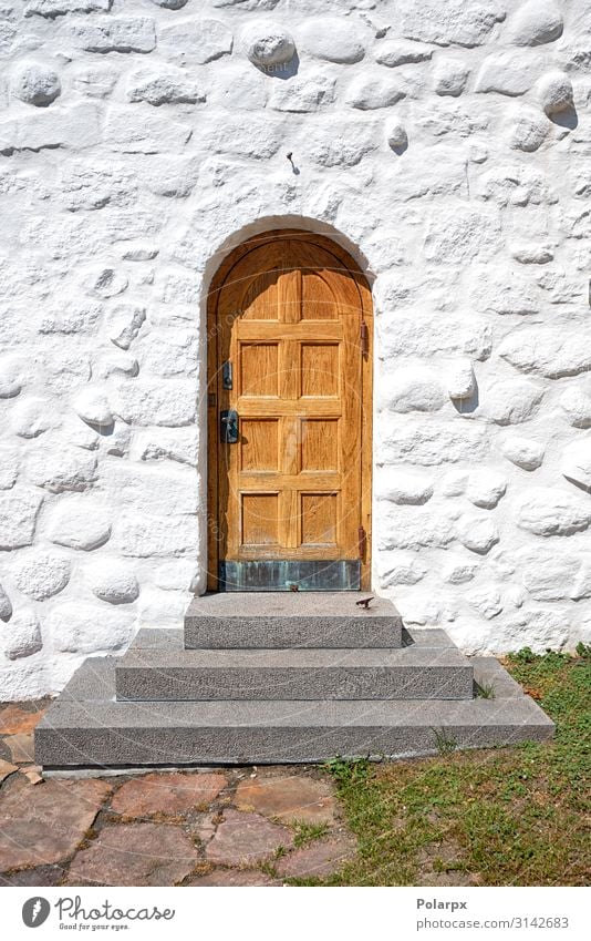 Holztür mit einer Treppe an einem alten Gebäude Ferien & Urlaub & Reisen Haus Kirche Architektur Fassade Straße Stein hell braun weiß Geborgenheit Ordnung