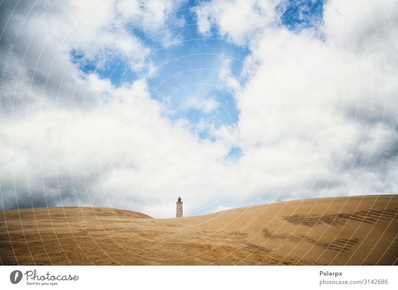 Leuchtturm, der sich an einem Dünenstrand erhebt. schön Ferien & Urlaub & Reisen Strand Meer Haus Umwelt Natur Landschaft Sand Himmel Wolken Küste Gebäude