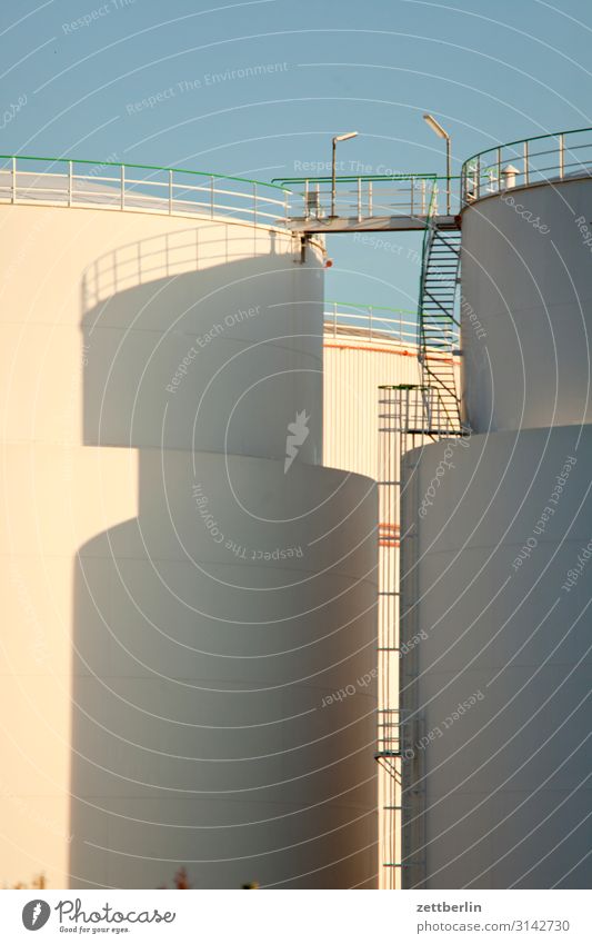 Öltank Erdöl Tank Lager öllager Heizöl Brennstoff freilager Vorrat Hafen behala Berlin Versorgung Güterverkehr & Logistik weiß Licht Schatten Menschenleer