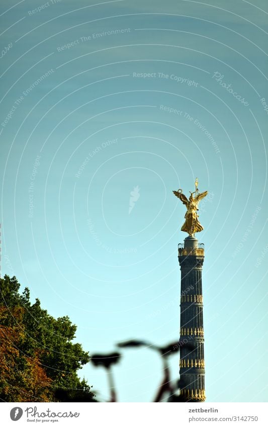 Siegessäule mit unscharfem Fahrrad Denkmal else Goldelse viktoria großer stern Tiergarten Park Wald Baum Berlin-Mitte Deutschland Verkehr Figur gold blattgold