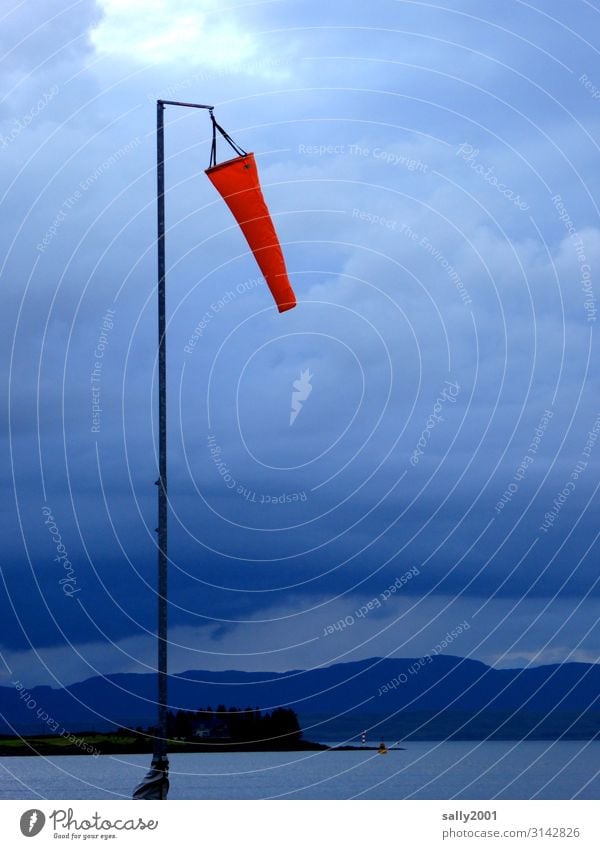 Wind und Wetter... Windfahne Windsack Windsocke rot Meer Windmesser Windanzeiger schlechtes Wetter Wolken Gewitter Gewitterwolken bedrohlich Unwetter Klima