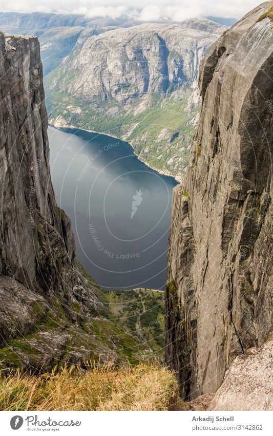 Blick auf den Lysefjord vom Kjeragbolten in Norwegen. Plateau Tourist Stavanger Berge Freiheit Örtlichkeit Landschaft Hintergrund Panorama entdecken erstaunlich