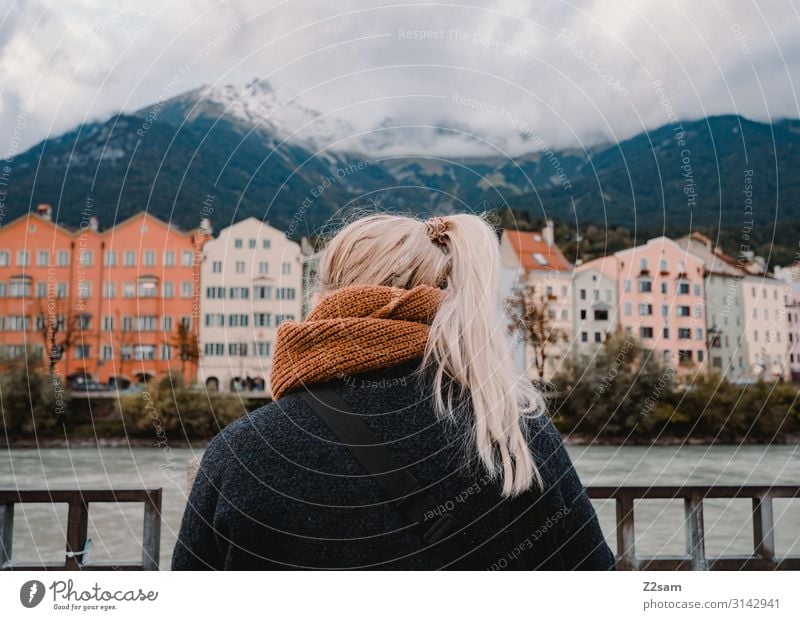 Mädel. Stadt. Berg Lifestyle elegant Stil Ferien & Urlaub & Reisen Sightseeing Berge u. Gebirge Junge Frau Jugendliche 18-30 Jahre Erwachsene Natur Himmel