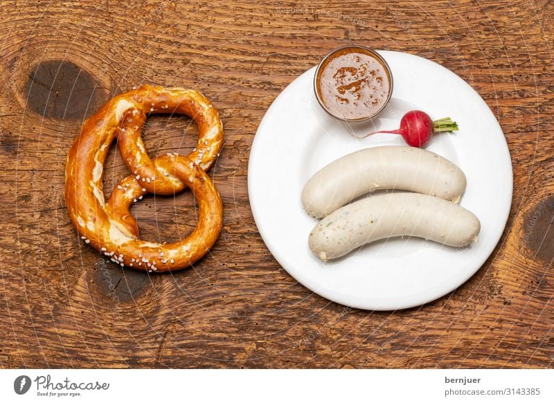 bayerische Weißwurst Wurstwaren Gemüse Frühstück Mittagessen Getränk Alkohol Bier Teller Tisch Oktoberfest Kultur Holz rot weiß Tradition aufsicht Brezel