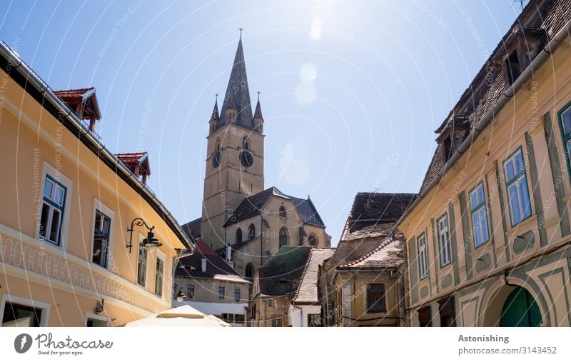 Sibiu Himmel Sonne Sonnenlicht Sommer Hermannstadt Rumänien Stadt Stadtzentrum Haus Kirche Turm Bauwerk Gebäude Fassade Fenster Tür Dach Sehenswürdigkeit hoch