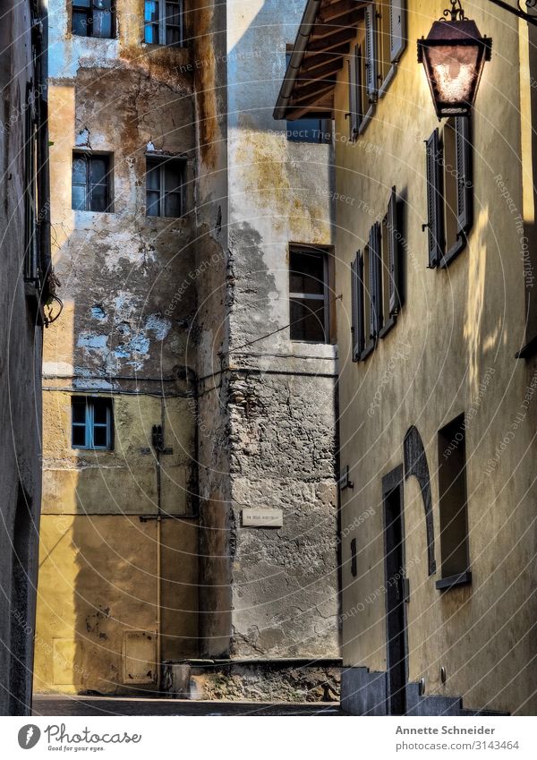 Chiavenna Italy Italien Europa Kleinstadt Altstadt Menschenleer Bauwerk Gebäude Fassade Fenster Tür Stein Abenteuer Ewigkeit Ferien & Urlaub & Reisen Kultur