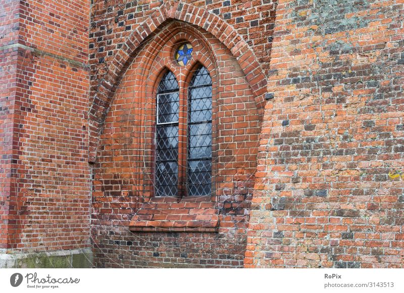 Fenster einer historischen Kirche. Dom Ratzeburg Friedhof Backstein Backsteingotik Kloster Architektur Kultur Klosterkirche Gebäude Glaube sakral Sakralbau