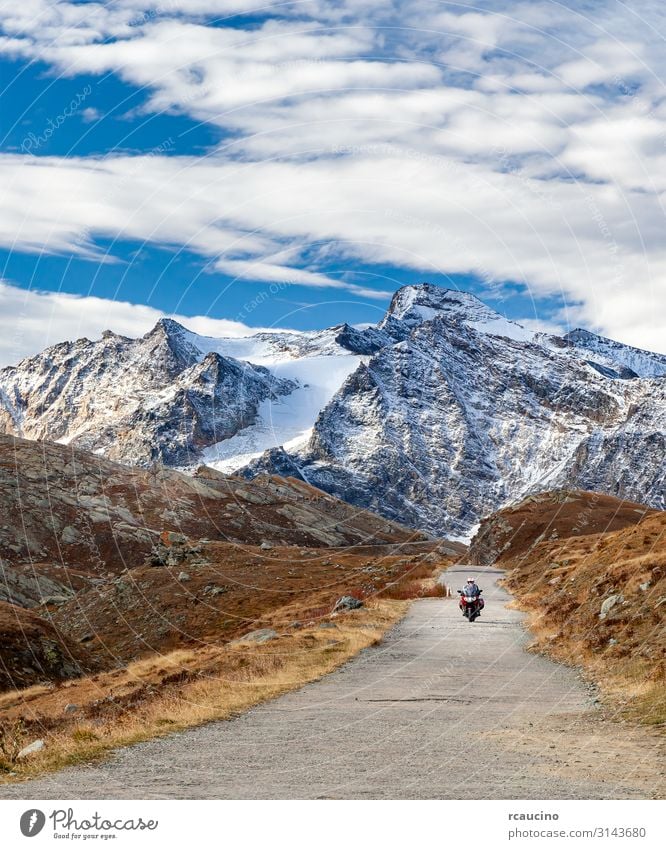 Motorrad auf Bergstraße in den Alpen Lifestyle Ferien & Urlaub & Reisen Tourismus Ausflug Abenteuer Freiheit Winter Schnee Berge u. Gebirge Sport Mensch Mann