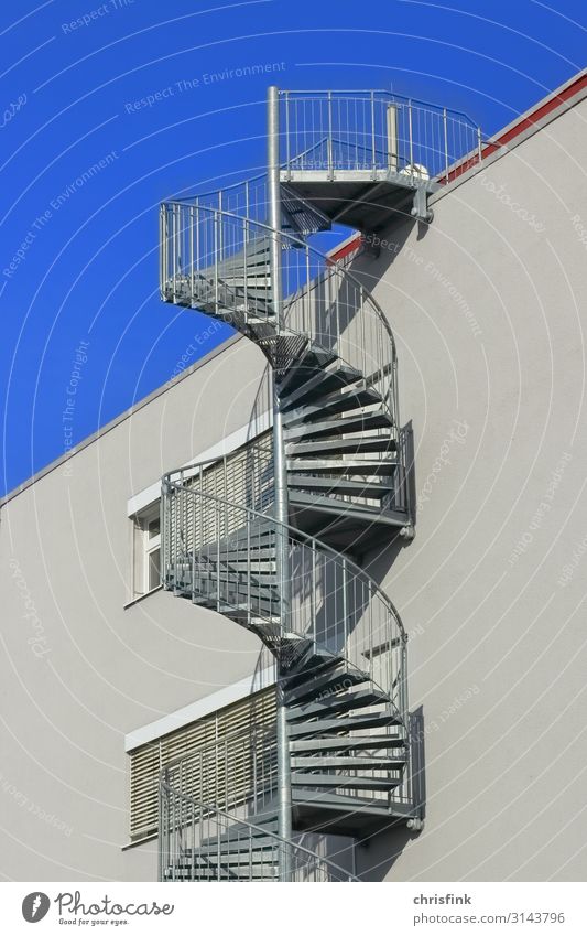 Wendeltreppe an Hauswand Industrieanlage Bauwerk Gebäude Architektur Mauer Wand Treppe Dach Beton Glas sportlich blau grau Vertrauen Spirale Fluchtweg Farbfoto