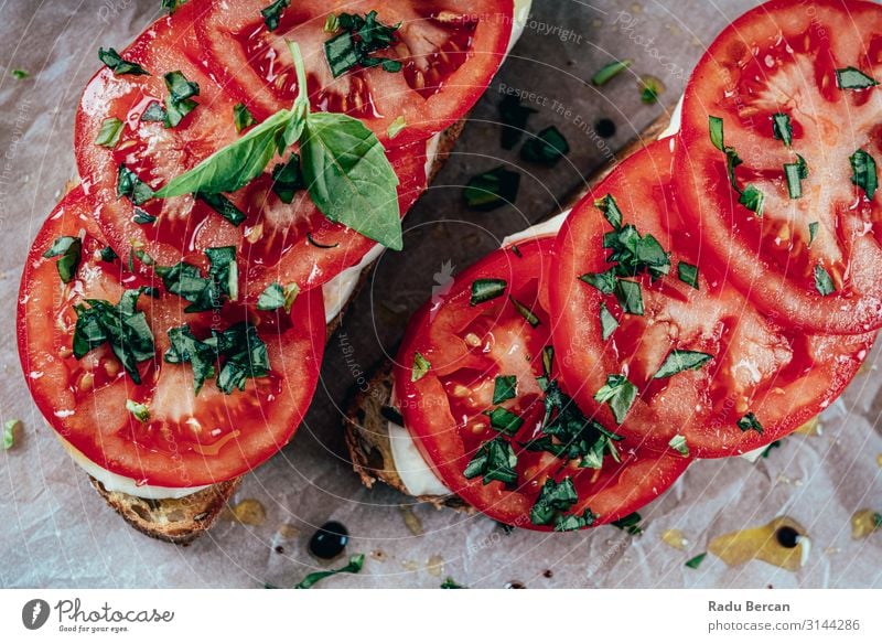 Caprese Toast mit Mozzarella, Tomaten und Basilikum Gesundheit Belegtes Brot Snack Vorspeise Toastbrot Bruschetta Mahlzeit Lebensmittel Vegetarische Ernährung